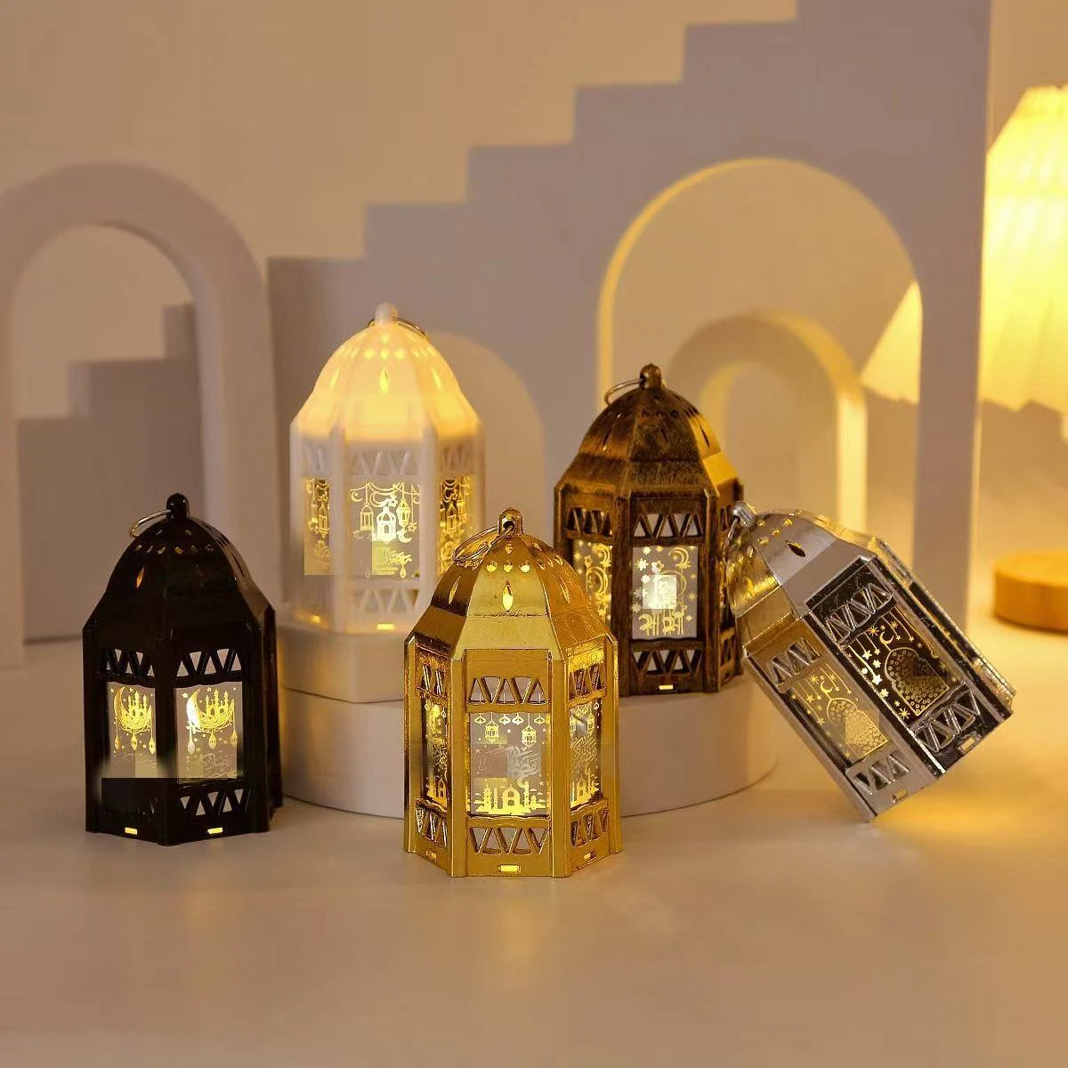 <p class="ql-align-right">أهلاً رمضان: فوانيس رمضان الساحرة</p><p class="ql-align-right"><br></p><p class="ql-align-right">أضيئوا احتفالاتكم الرمضانية مع فوانيس "أهلاً رمضان: فوانيس رمضان الساحرة". صُممت هذه الفوانيس الرائعة لتضفي على منازلكم إشراقة دافئة وجذابة خلال هذا الشهر الفضيل. مثالية للعائلات والأفراد الذين يُقدّرون روحانية رمضان، فهي تجمع بين سحر التراث وأناقة العصر الحديث.</p><p class="ql-align-right"><br></p><p class="ql-align-right">تصميم رائع:</p><p class="ql-align-right">يتميز كل فانوس بنقوش دقيقة تعكس التراث الثقافي الرمضاني الغني، مما يُضفي لمسة من الأناقة على ديكوراتكم.</p><p class="ql-align-right"><br></p><p class="ql-align-right">إضاءة ناعمة وهادئة:</p><p class="ql-align-right">تُصدر الفوانيس ضوءًا لطيفًا وهادئًا يُهيئ جوًا من السكينة، مثاليًا للتأمل والصلاة.</p><p class="ql-align-right"><br></p><p class="ql-align-right">متانة عالية:</p><p class="ql-align-right">صُنعت هذه الفوانيس من مواد عالية الجودة، وهي مصممة لتدوم طويلًا، مما يضمن بقاءها جزءًا أساسيًا من احتفالاتكم الرمضانية لسنوات قادمة.</p><p class="ql-align-right"><br></p><p class="ql-align-right">سهولة الاستخدام:</p><p class="ql-align-right">بفضل مفتاح التشغيل/الإيقاف البسيط، تُعد هذه الفوانيس مريحة وسهلة الاستخدام، مما يجعلها مناسبة لجميع الأعمار.</p><p class="ql-align-right"><br></p><p class="ql-align-right">المواصفات:</p><p class="ql-align-right"><br></p><p class="ql-align-right">المادة: معدن وزجاج عالي الجودة</p><p class="ql-align-right">الأبعاد: ارتفاع 25 سم، عرض 12.5 سم</p><p class="ql-align-right">مصدر الإضاءة: مصباح LED</p><p class="ql-align-right">مصدر الطاقة: يعمل بالبطاريات (غير مرفقة)</p><p class="ql-align-right">اللون: متوفر باللونين الذهبي والفضي</p><p class="ql-align-right"><br></p><p class="ql-align-right">أضف لمسة مميزة إلى شهر رمضان مع هذه الفوانيس الساحرة، مزيج مثالي بين الأصالة والمعاصرة، تُنير منزلك وقلبك.</p>