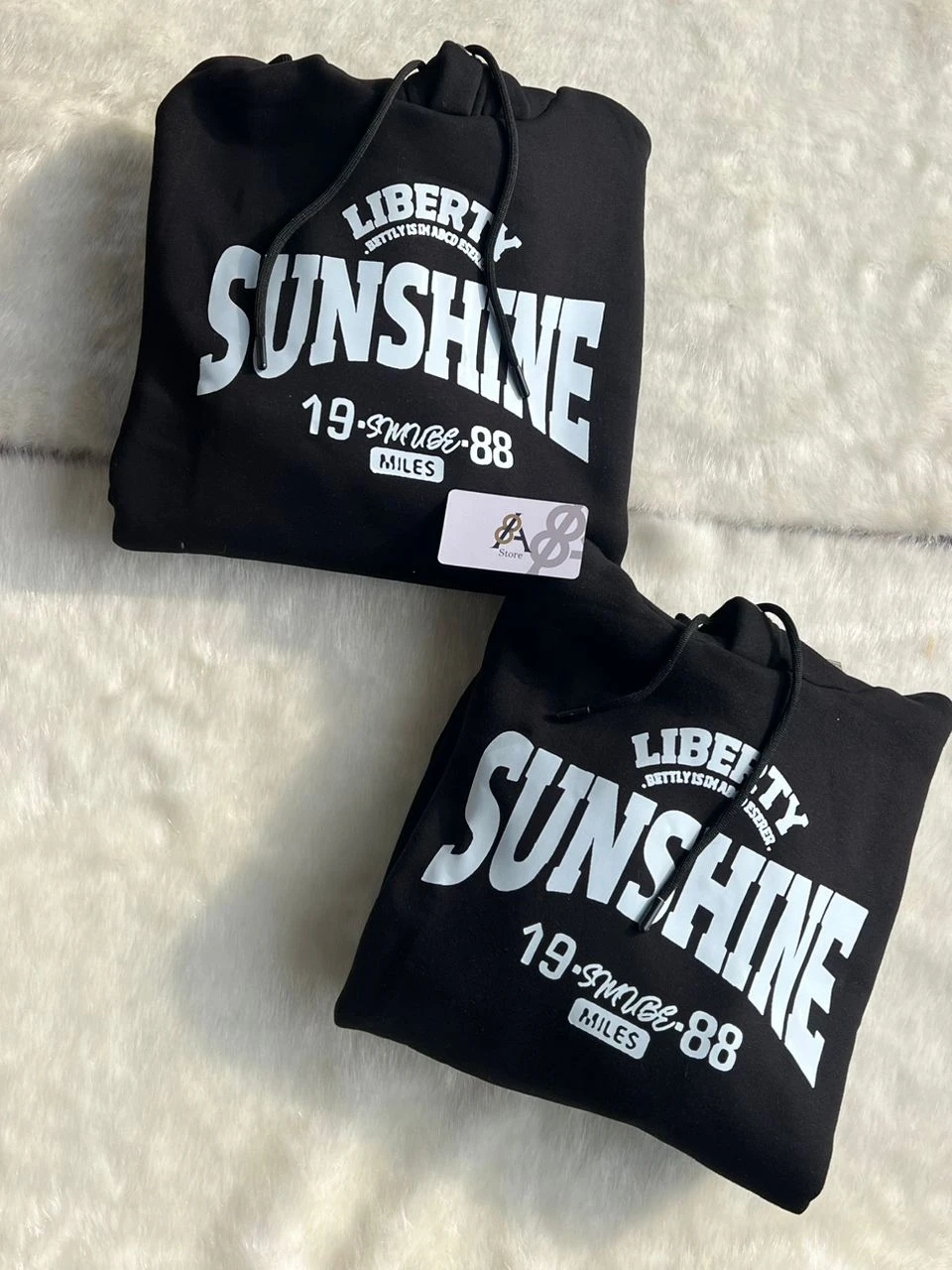 هودي أسود برسومات "أشعة الشمس"