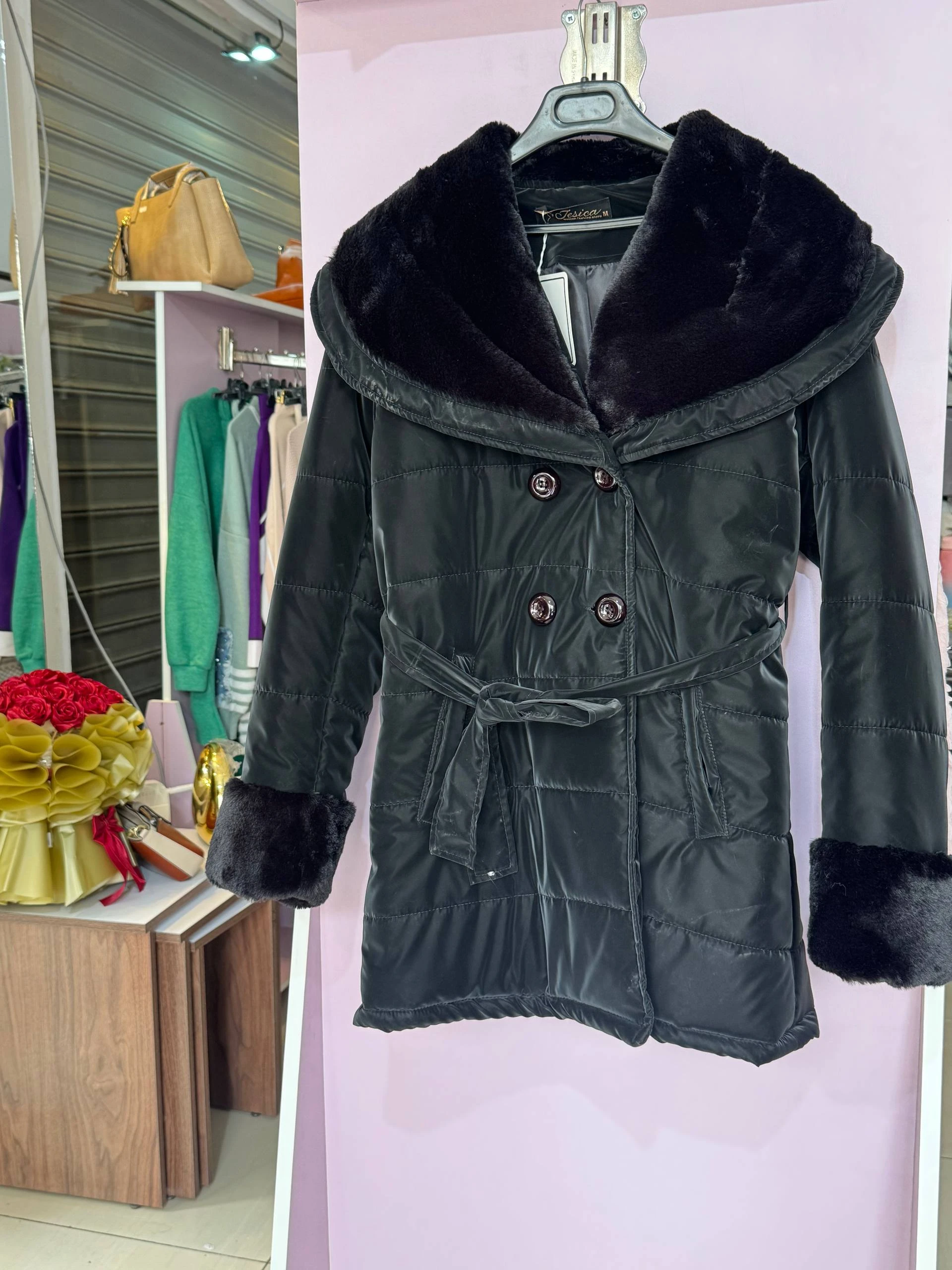 جاكيت قصير مطري مبطن مع فرو